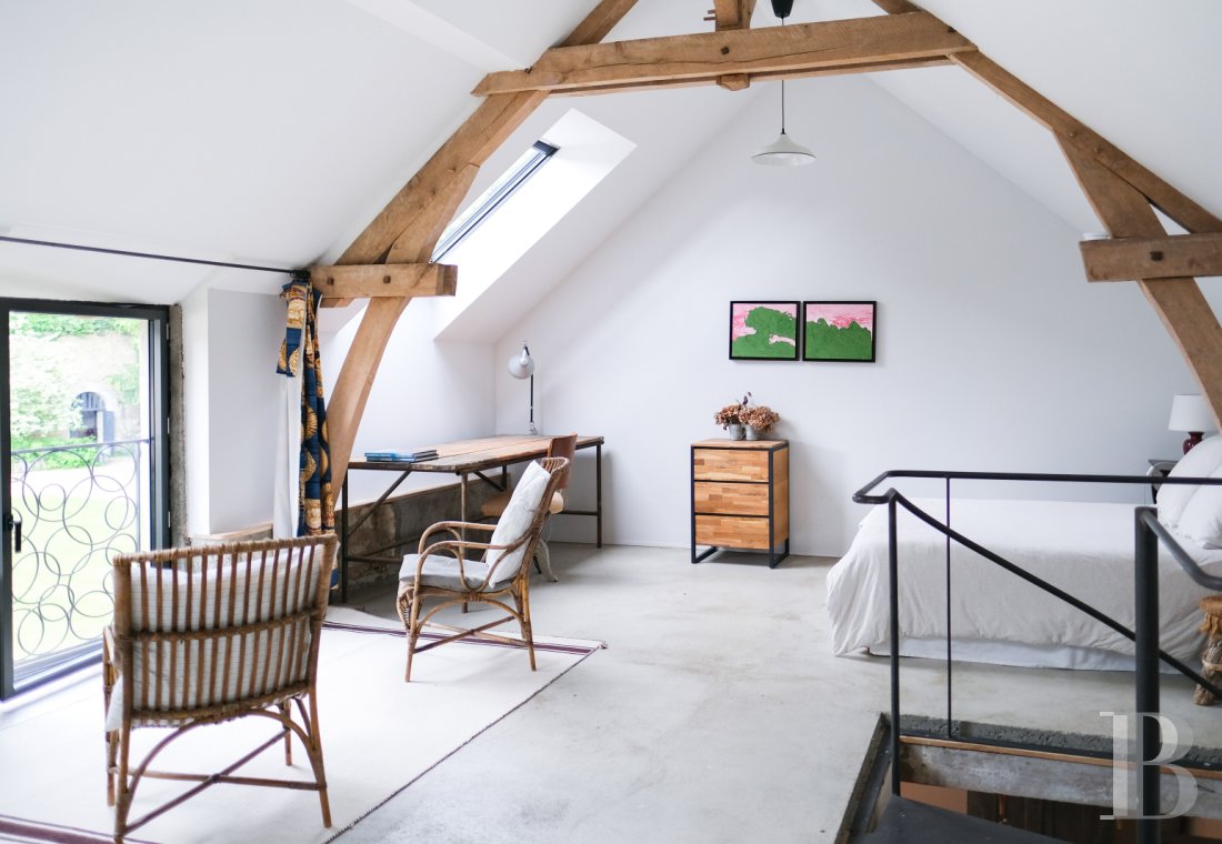 A artists' house with a cluster of small houses on the way to Le Mans - photo  n°47